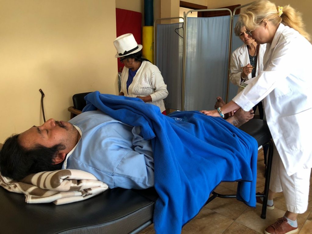 El centro de fisioterapia de Guachapala funciona oficialmente desde el pasado martes. Médicos extranjeros se encargan de la atención gratuita. Cortesía