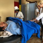 El centro de fisioterapia de Guachapala funciona oficialmente desde el pasado martes. Médicos extranjeros se encargan de la atención gratuita. Cortesía