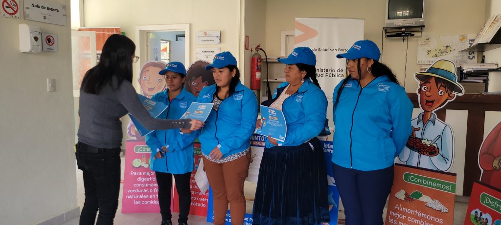 Cuatro de las cinco vigilantes comunitarias de la parroquia San Bartolomé, del cantón Sígsig, participaron en el acto para recibir la certificación y uniformes. Cortesía