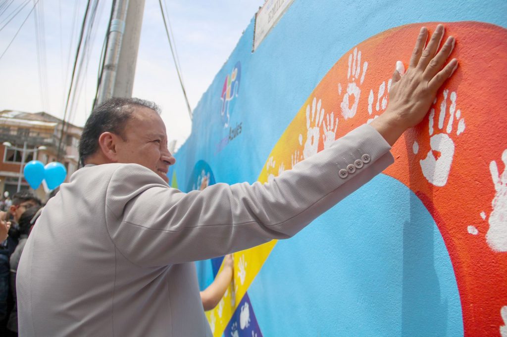 El mural “Corazones Azules”, con el lema “La diferencia nos enriquece y el respeto nos une”, fue inaugurado en Azogues.