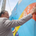 El mural “Corazones Azules”, con el lema “La diferencia nos enriquece y el respeto nos une”, fue inaugurado en Azogues.
