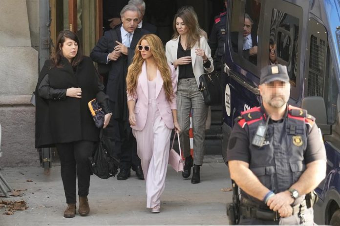 La cantante colombiana Shakira evitó este lunes ser juzgada en España por fraude fiscal a cambio de una millonaria multa.