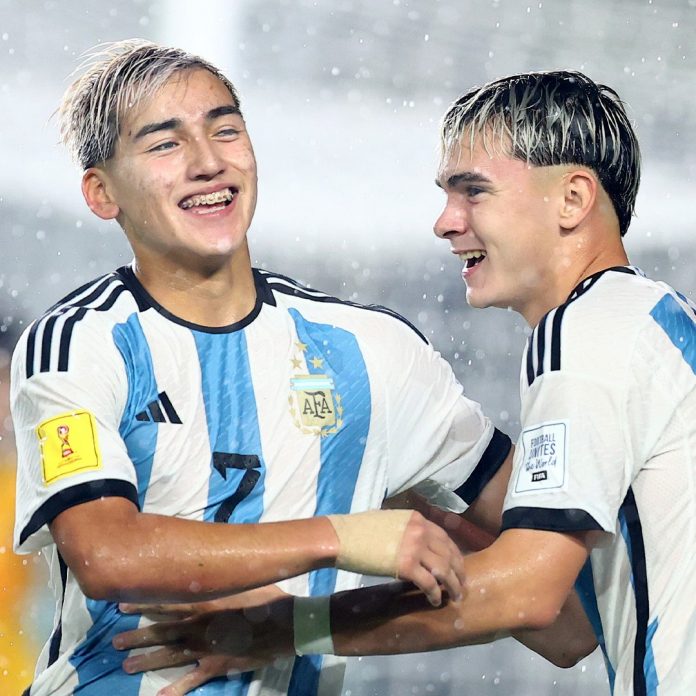 Jugadores de Argentina celebran el pase a cuartos de final del Mundial sub-17. Foto: CONMEBOL