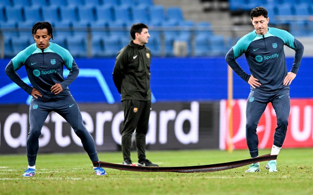 Koundé y Lewandowski se preparan para la cuarta fecha de la UEFA Champions League. Foto: EFE