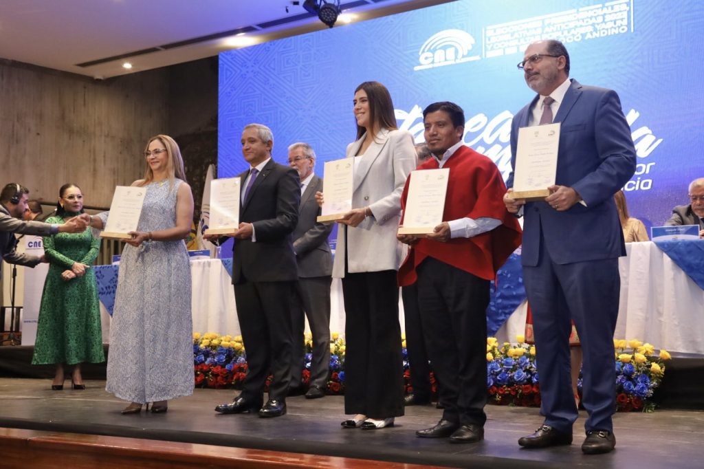 El CNE completó así la entrega de la documentación a los 137 legisladores que tomarán posesión el próximo 17 de noviembre.