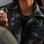 Una persona vistiendo un pin con inteligencia artificial (IA), que tendrá un precio de 699 dólares. EFE