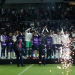 Liga de Quito presentó la Copa Sudamericana a la hinchada en el partido ante Universidad Católica. Foto: API