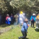 Los integrantes de la asociación "Apicultores del Aguarongo”, de Zhidmad, realizan una actividad conjunta que mejore su labor. Cortesía