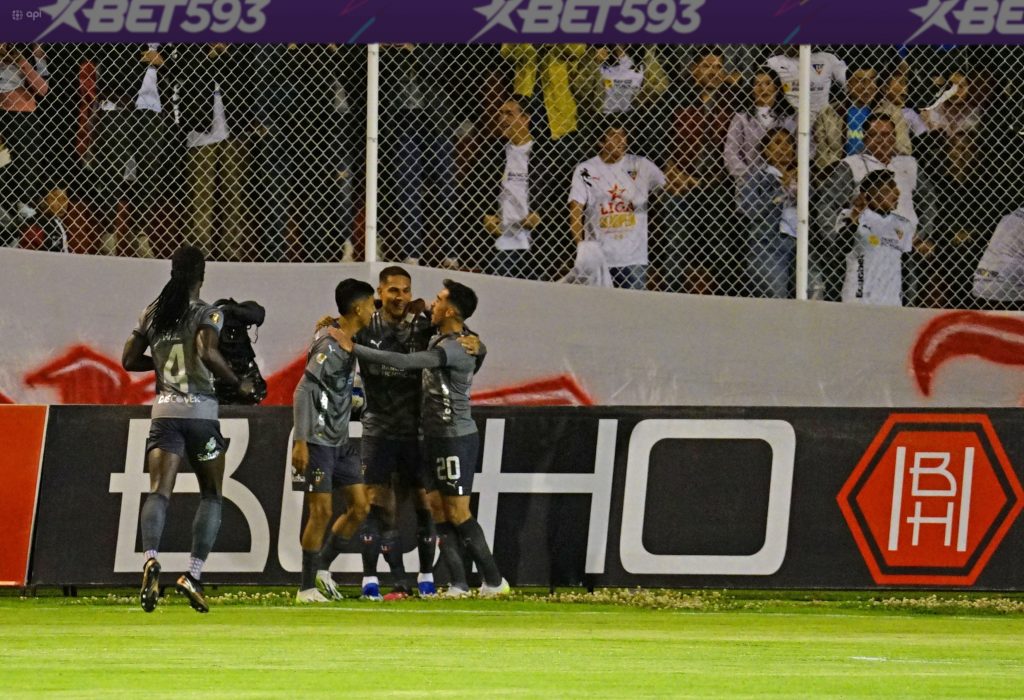 Paolo Guerrero marcó doblete en la victoria de Liga De Quito ante Técnico Universitario. Foto: API