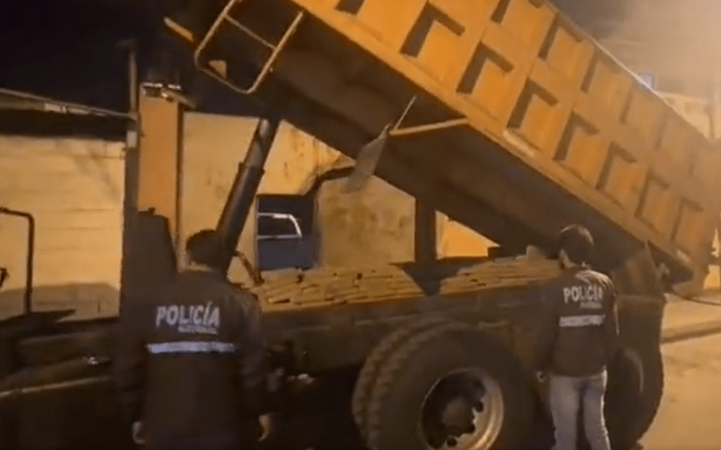 Cerca de media tonelada de cocaína fue incautada cuando era transportada oculta debajo del volquete de un camión en Guayas.