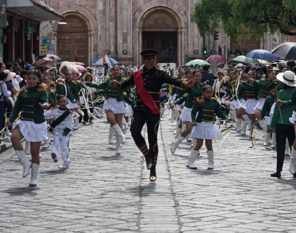 Decenas de estudiantes de diferentes instituciones educativas de Cuenca rinden homenaje Cuenca en sus 203 años de Independencia.