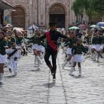 Decenas de estudiantes de diferentes instituciones educativas de Cuenca rinden homenaje Cuenca en sus 203 años de Independencia.