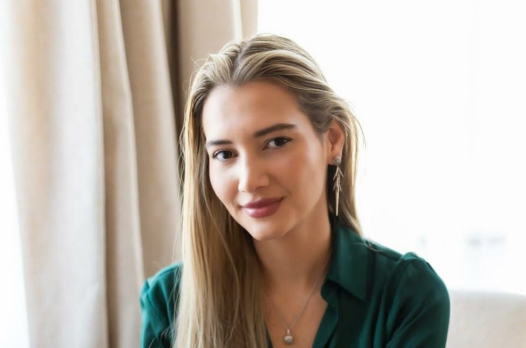 Daniel Noboa designó a la joven ecologista oriunda de las Islas Galápagos, Sade Fritschi, como su ministra de Ambiente.