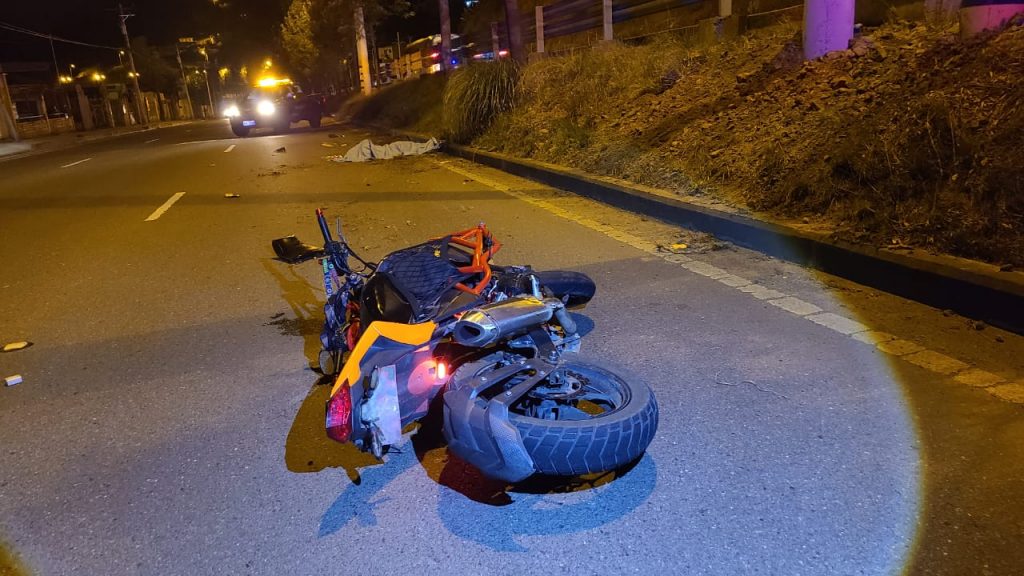 Accidente de tránsito en el kilómetro 11 de la vía Cuenca-Azogues, sector Ucubamba en Cuenca.