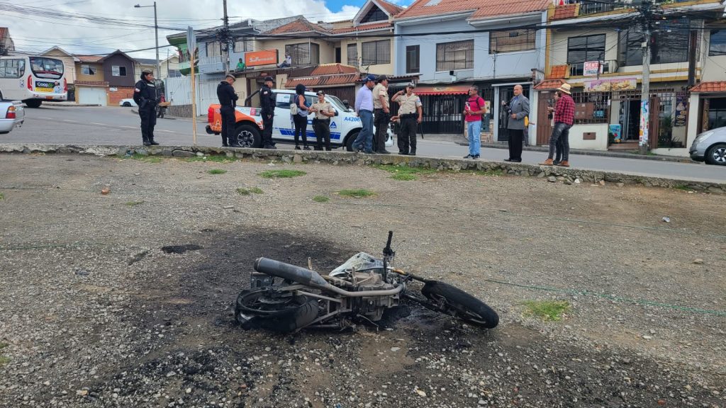 Vecinos de El Cebollar queman moto de supuesto prestamista. Foto KQG