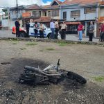 Vecinos de El Cebollar queman moto de supuesto prestamista. Foto KQG