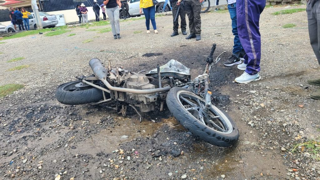 Una motocicleta que habría sido utilizada por un supuesto prestamista fue quemada por una multitud enardecida por la inseguridad, en El Cebollar.