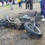 Una motocicleta que habría sido utilizada por un supuesto prestamista fue quemada por una multitud enardecida por la inseguridad, en El Cebollar.