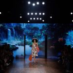 Una modelo presenta diseños de la marca The Paradise, durante un desfile de la Semana de la Moda de Sao Paulo 2023. EFE