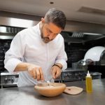 El chef de Cordero, Issam Koteich, prepara un plato en su restaurante en Caracas (Venezuela). EFE