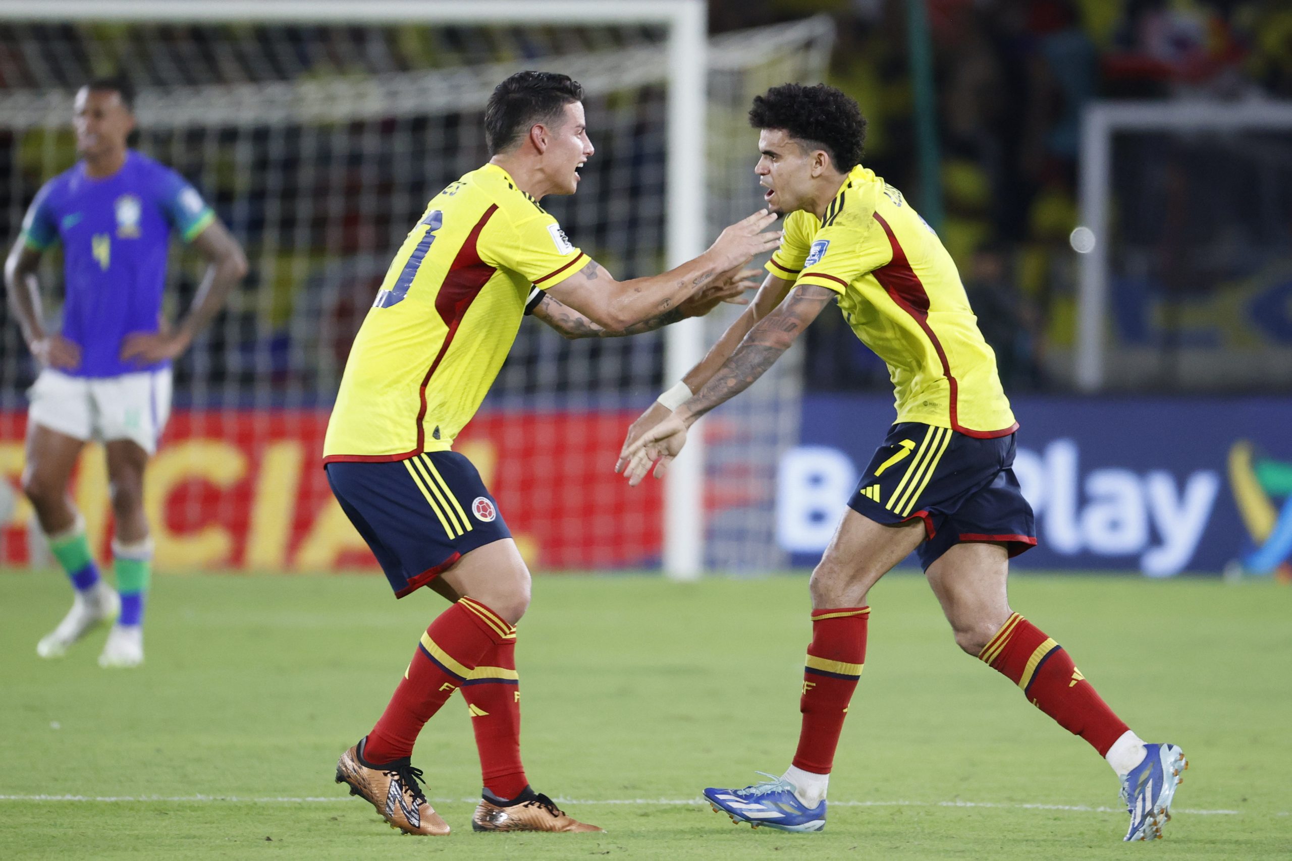 James Rodríguez y Luis Díaz celebran gol de la victoria ante Brasil. Foro: CONMEBOL