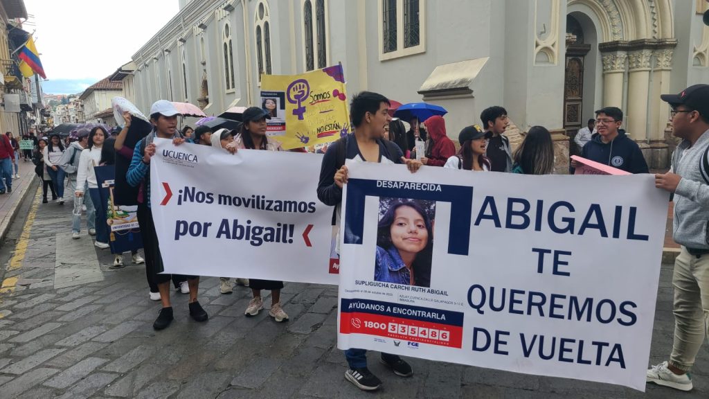 Estudiantes universitarios cumplen marchas para exigir resultados en la búsqueda de Abigail Supliguicha desaparecida en Cuenca.