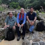 Los arqueo-astrónomos Jesús Galindo (i) y Stanislaw Iwaniszewsk (c), acompañados del arquitecto Ricardo Arturo García Reyna, posan durante una entrevista con EFE en la zona arqueológica de Oxkintok, en Mérida (México). EFE