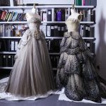 En el el Metropolitan Museum de Nueva York se muestran dos vestidos de fiesta "Venus" (i) y "Junon" (d) de la colección otoño/invierno 1949-50 de la Cada Dior, que forman parte de la exposición "Bellas durmientes: Reanimando la moda". EFE