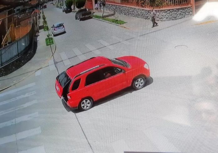 Una cámara de seguridad captó el momento que delincuentes escapaban con una caja fuerte a bordo de un vehículo, en Totoracocha.