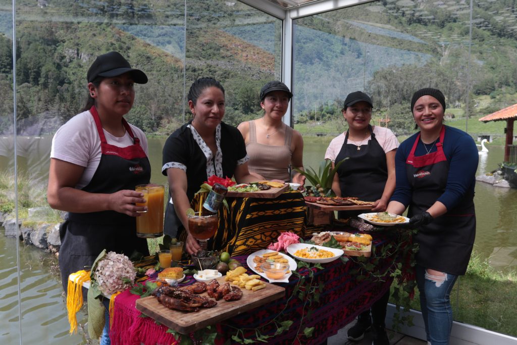 Diana Japa y su equipo de cocina, labora junto a las orillas de la Laguna de Busa con gastronomía tradicional.
