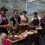 Diana Japa y su equipo de cocina, labora junto a las orillas de la Laguna de Busa con gastronomía tradicional.