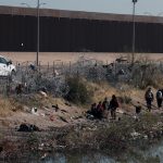 La Guardia Nacional de Texas tiene bloqueado casi todo el terreno colindante entre Ciudad Juárez (México) y El Paso (EE.UU.), por lo que la Patrulla Fronteriza de EE.UU. no puede llegar hasta el río a prestar auxilio a los migrantes, advirtieron este jueves activistas en el lado mexicano de la frontera