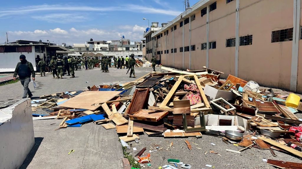 Retiro de objetos encontrados en las celdas de la cárcel de la provincia de Chimborazo.