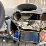 Un automóvil fue desmantelado por delincuentes, en las calles Borrero y Rafael María Arízaga, en la ciudad de Cuenca.