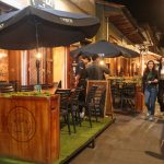 Tres jóvenes caminan por la calle Larga a pocos metros de llegar a plazoleta de “La Merced”. Esta vía alberga una gran cantidad de negocios. XCA