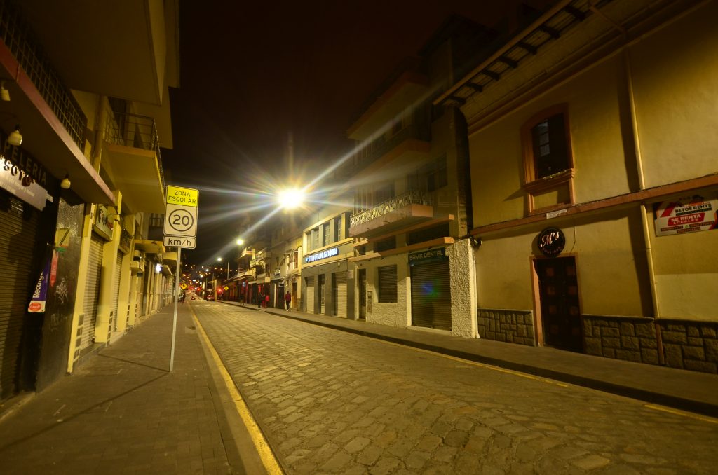 En varias de las calles del Centro Histórico de Cuenca se reemplazó las luminarias de sodio por las de tipo led. FMV