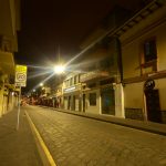 En varias de las calles del Centro Histórico de Cuenca se reemplazó las luminarias de sodio por las de tipo led. FMV