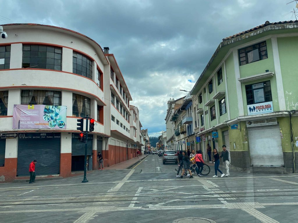 Los negocios del Centro Histórico de Cuenca cerraron sus puertas por el temor de actos delictivos ante inseguridad en el país. XCA