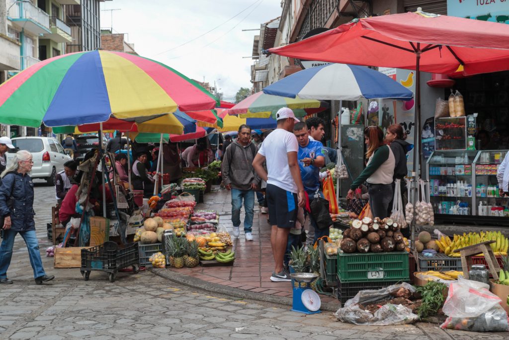 En las proximidades del mercado 9 de Octubre existe un caos por las ventas ambulantes. Los puestos improvisados ocupan algunas calles. XCA