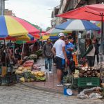 En las proximidades del mercado 9 de Octubre existe un caos por las ventas ambulantes. Los puestos improvisados ocupan algunas calles. XCA