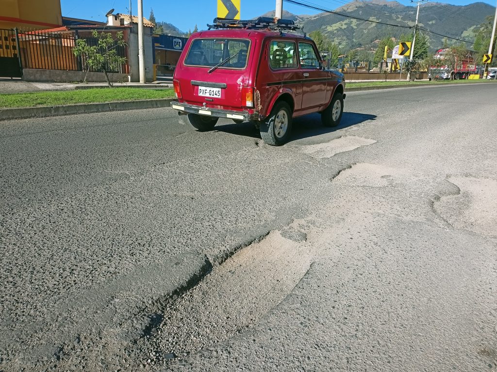 En la vía Medio Ejido-Sayausí existen grandes baches que interrumpen la circulación vehicular. BPR