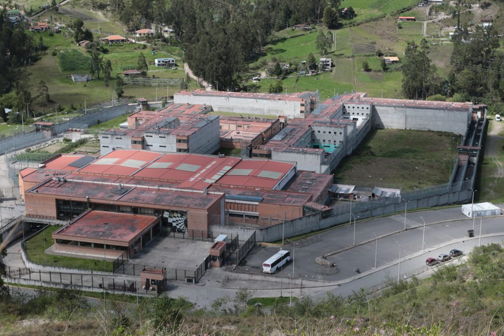 Cocineros ingresaron el pasado lunes 8 de enero de 2024 a la cárcel Turi para cumplir con su trabajo, sin embargo, tras los hechos violentos, no han podido salir de ella. Xavier Caivinagua/El Mercurio