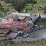 Cocineros ingresaron el pasado lunes 8 de enero de 2024 a la cárcel Turi para cumplir con su trabajo, sin embargo, tras los hechos violentos, no han podido salir de ella. Xavier Caivinagua/El Mercurio