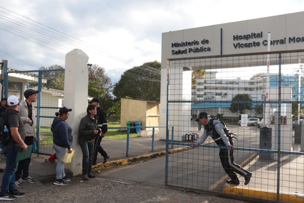 En el hospital “Vicente Corral Moscoso” se suspendió la consulta externa, ni tampoco se permite el ingreso de familiares de pacientes. XCA