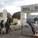 En el hospital “Vicente Corral Moscoso” se suspendió la consulta externa, ni tampoco se permite el ingreso de familiares de pacientes. XCA