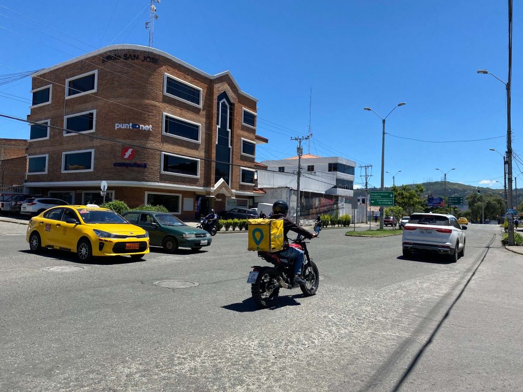 En la intersección de la avenida Remigio Crespo y Guayas se instalará un semáforo inteligente. XCA