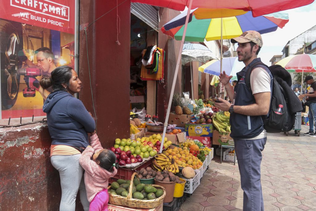 El personal municipal censa a los vendedores ambulantes de las mediaciones del mercado 9 de Octubre. El censo se prolongará por una semana. XCA