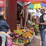 El personal municipal censa a los vendedores ambulantes de las mediaciones del mercado 9 de Octubre. El censo se prolongará por una semana. XCA