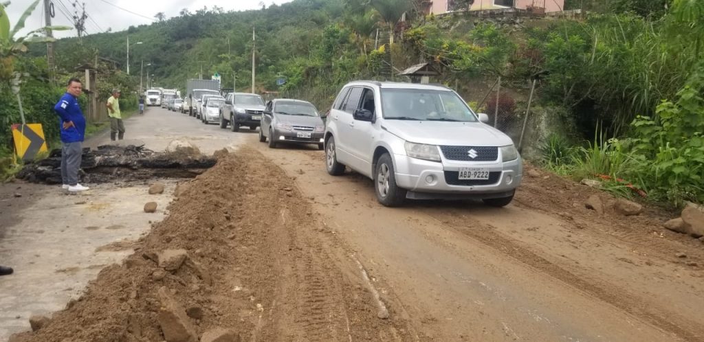En el kilómetro 109, sector Vivar, de la vía Cuenca-Girón-Pasaje, se registró ayer un socavón. Maquinaria logró habilitar el tránsito de forma provisional tras realizar un relleno. Cortesía