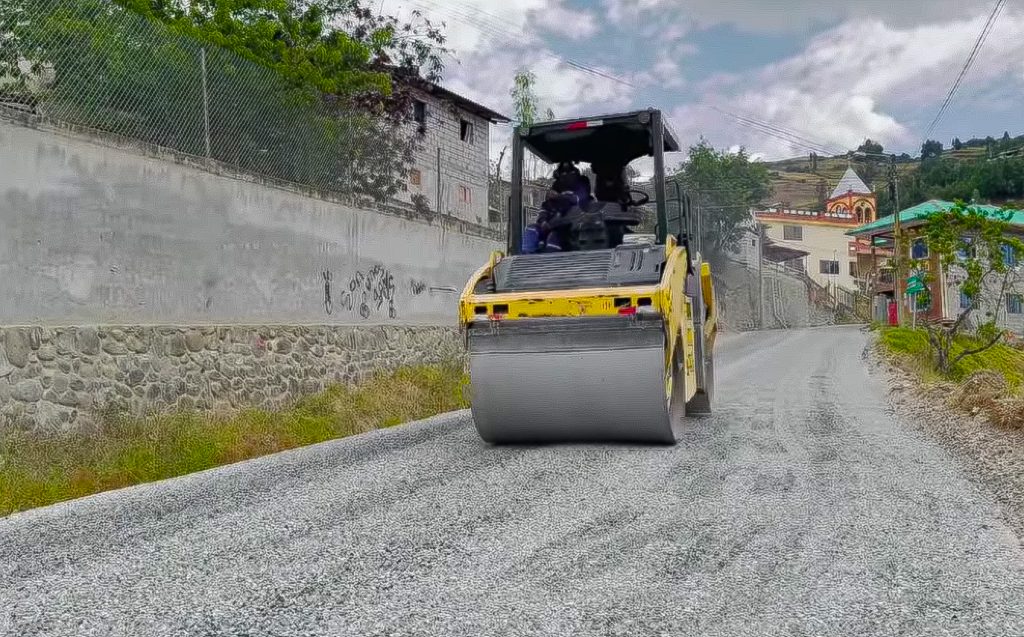 Los trabajos de mantenimiento en la vía Chicán – ‘Y’ de Uzhupud – Certag arrancaron esta semana. /Cortesía.